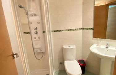 Elegant 2-Bedroom Apartment in Benidorm with Private Pool and Scenic Garden Views - Photo 9