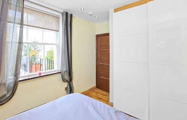 Baker Street Suites - Photo 3