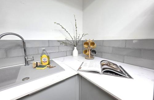 Deluxe One Bed Flat at Dawe Luxury Suites - An Entire Apartment near Ely Cathedral & Train Station - Ideal Gateway to Explore Ely, Cambridge, Norfolk & London - Sleeps up to 4 - Photo 9