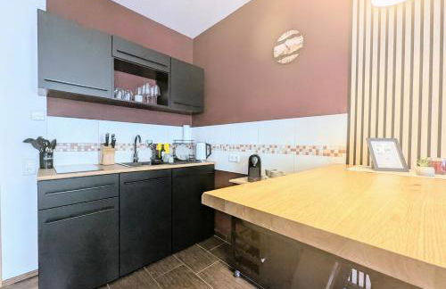 Gemütliches Apartment - hochwertiges Boxspringbett, privater Parkplatz, Terrasse, komplette Küche, WLAN, 40 Zoll HD TV - Foto 2