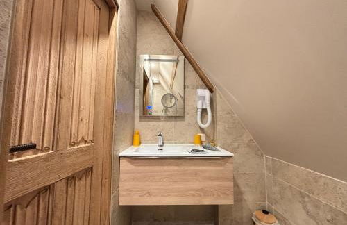 Chant des mouettes Maison rénovée spacieuse tout confort grand jardin belle terrasse aménagée parking 8 personnes 4 sdb 5 wc à 10 mn à pied de la mer Port en Bessin tous commerces restaurants proche Omaha Beach - Photo 24