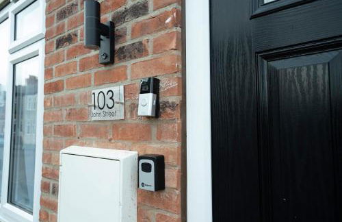 Entire Modern Home with Private Parking for 6/8 Persons - Photo 41