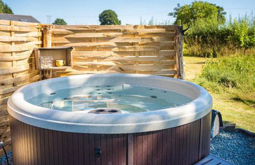 The Hideaway Hut - 1 Bed Shepherds Hut - Hereford - Photo 7