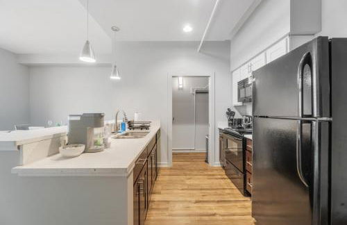 Spacious DT Condo l Free Parking l Fast Wi-Fi - Foto 10