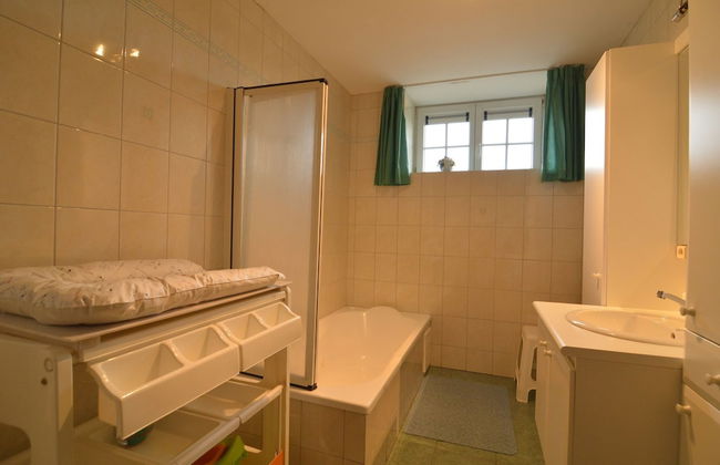 Combine City & Countryside in Well Kept House With Many Games, Next to a Farm - Foto 18