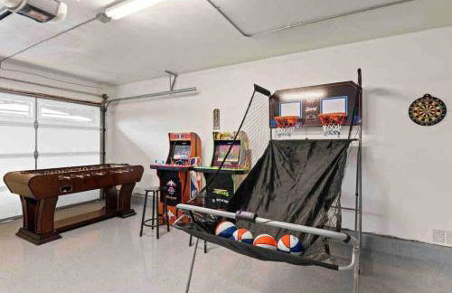 Majestic Lux Home with Heated Pool and Spa! - Foto 42