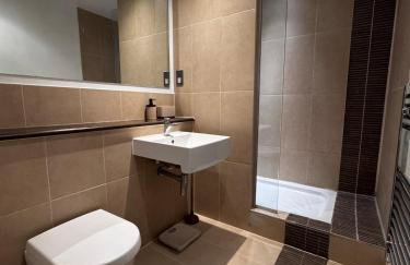 Cosy 2-Bed Modern City Apartment with Balcony - Foto 11