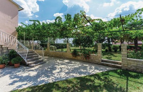 2 Bedroom Amazing Apartment In Kanfanar - Foto 8