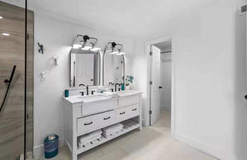 Chic Modern Cottage Near Downtown and Beaches Family - Photo 15