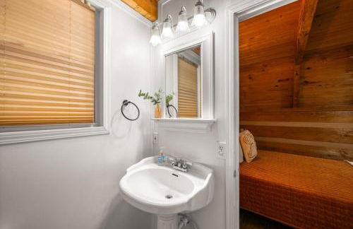 Charming A-Frame Cabin w Hot Tub & Mountain Views - Foto 31