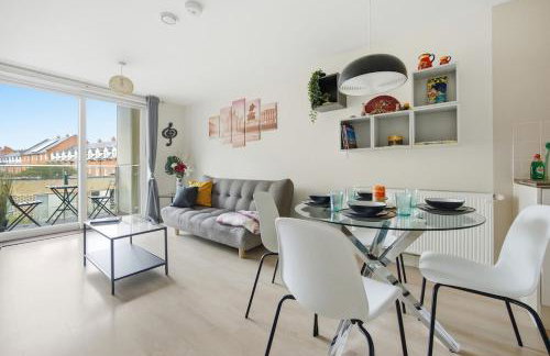 Steps from Train Station - Modern 2-Bedroom with Balcony & Cambridge Amenities, Family Friendly - Foto 1