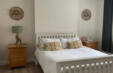 Lovely 2 bed apartment with hot tub log burner and off street parking - Foto 14