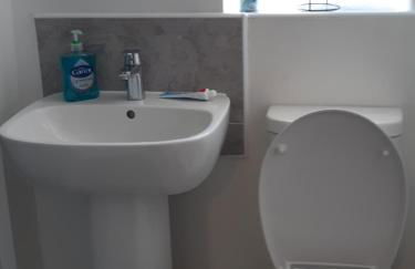 3 Bed House - Sleeps 4 - Parking - Wifi - Foto 4