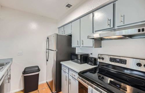 Your Cozy King Suite Getaway - Sleeps 4 - Pool, Prkg - Foto 13