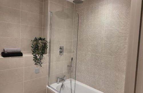 Entire Prestige Apartment in Poole Quay - Free Parking, Fast WiFi, Smart TV & Netflix - Foto 9