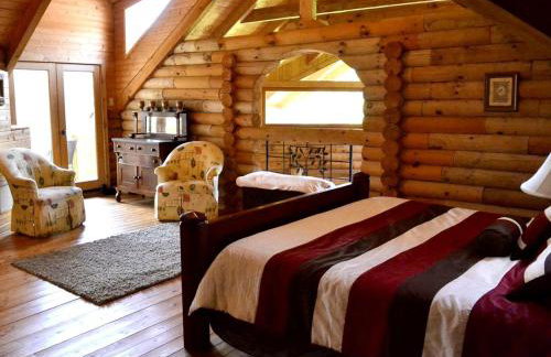 Stately Log Cabin with a Pool for a Group Getaway near Chickamauga, Georgia - Foto 5