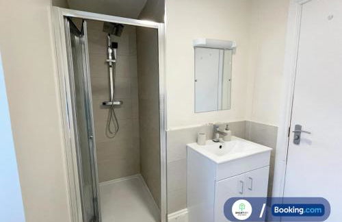 Modern 1 bedroom flat with free parking - Photo 14