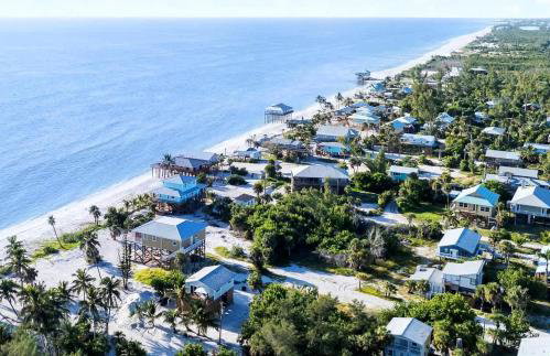 Charming Beachfront Cottage with Dock Slip and Kayaks on Little Gasparilla Island | Placida, FL - Foto 36