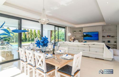 Remarkable 5-BDRM Villa - Heated POOL & GYM - Photo 14