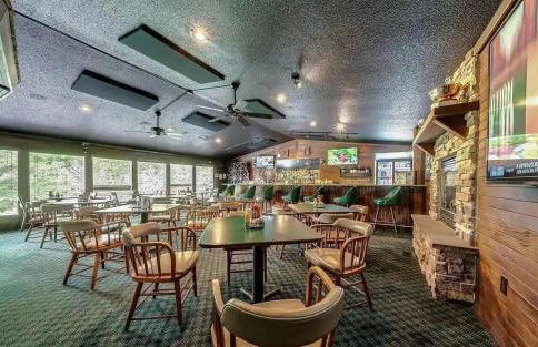 2-bedroom cabin, with a Fireplace, PS5, BBQ, fitness room, and a private hot tub - Foto 3