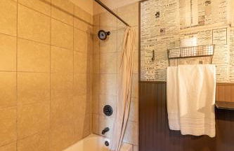 Miners Cabin #4 - King Bed - Private Balcony with Views - Foto 12