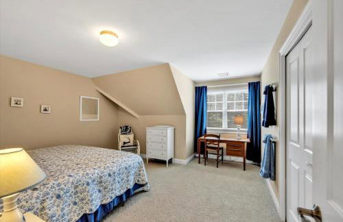 Stay 1 Block from Ocean at 7-Bed Retreat with Yard, Deck and Game Room, Host Up to 22 Across 16 Beds, Gas Fireplace, Gas Grill, Ample Parking, Walk to Menauhant Beach, Perfect for Family Getaway, 24 Hr Hospitality - Foto 53