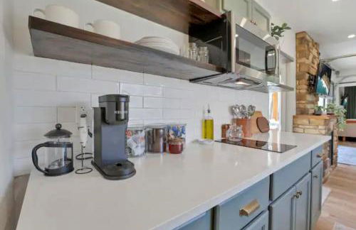 The Hillside Retreat - Cozy container home with Hot tub and Fire pit - Photo 22