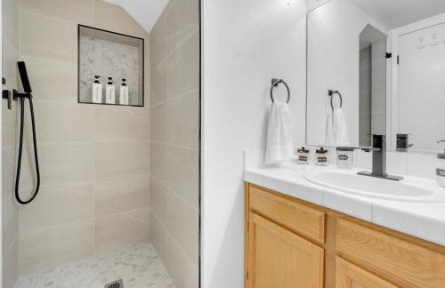 8BR 5BA SuperHero Retreat-King Beds, BBQ, Hammock, Firepit, MiniGolf, WorkSpace - Foto 26