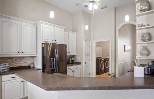 Luxury Heated Pool Home, Hot tub, King bed suite - Foto 14