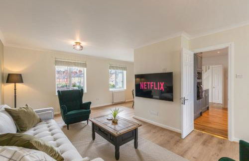 4 Bed City House with Private Garden and Parking - Foto 3