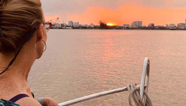 Crucero por el río Saigón al atardecer