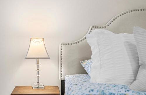 The School House Cottage, Historic 1BR Mystic River Stay Near Seaport - Foto 12