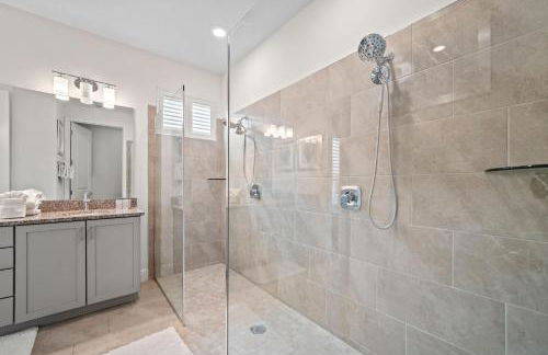 Epic Playhouse Getaway - Castle & Superhero Bunks Theater Private Pool No Rear Neighbors - Foto 41