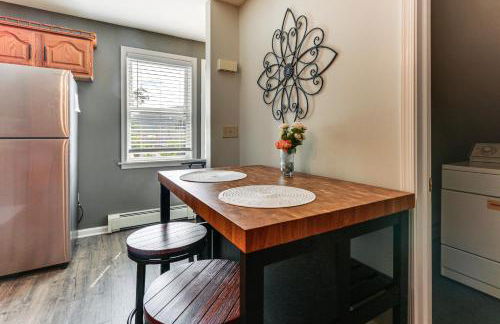 Walk to Town Charming Unit with Balcony in Bedford! - Foto 7