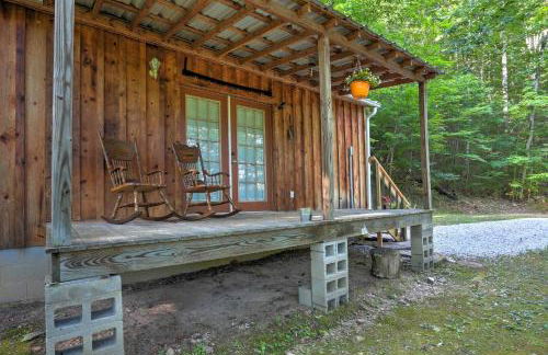 Rustic Briceville Cabin with Porch Tucked in Forest! - Foto 2