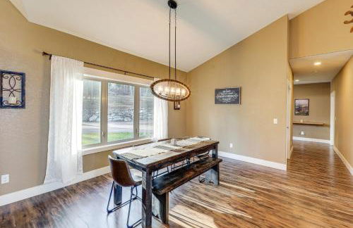 Deck and Views Scenic Group Getaway in Lakeside! - Foto 12