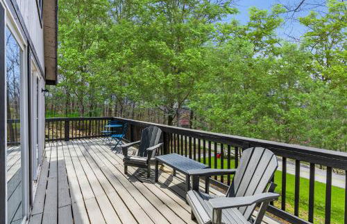 Hot Tub, Wraparound Deck, & WiFi at Chalet Cabin - Foto 21