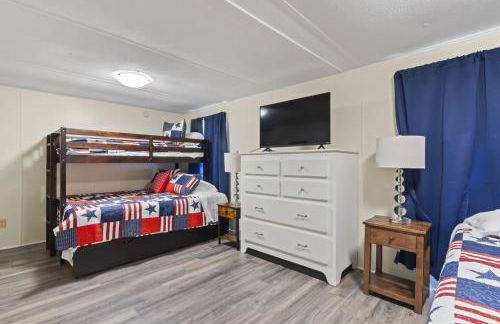 Spacious 2BR Retreat-10 minutes to the Beach! Pet Friendly! - Foto 29