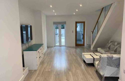 The Villas - Modern Comfort, 15 mins to Silverstone and Milton Keynes - Free parking, Prime, Netflix - Foto 2