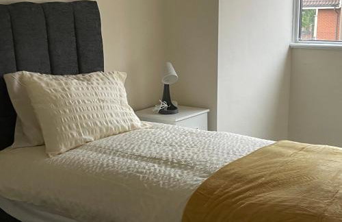 Large 4 Bedroom Sleeps 8, Spacious Apartment for Contractors and Holidays near Bedford Centre - 1 FREE PARKING SPACE & FREE WIFI - Foto 8