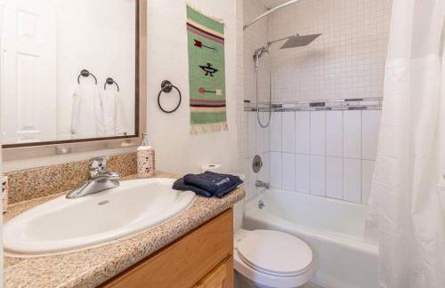 Stylish-Serene Midtown Getaway: Retreat for Two - Foto 10