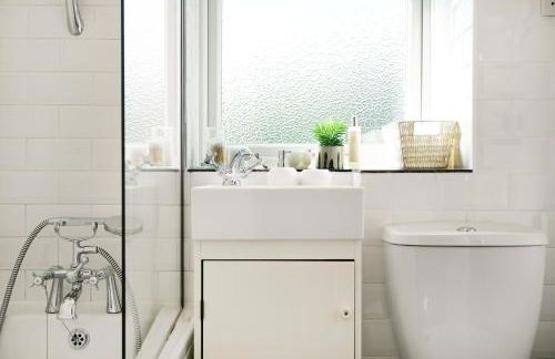 Bright 2BR Aylesbury Home, Sleeps 4, Parking, Work, Leisure, Friendly - Foto 6