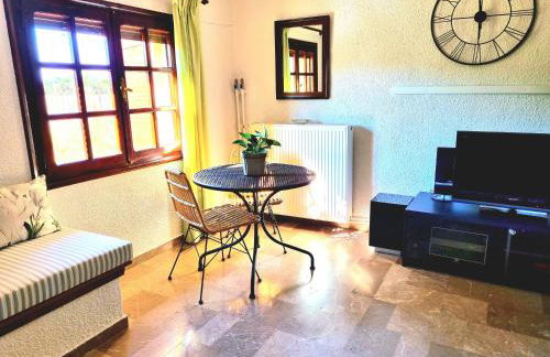 Spacious farmhouse with big yard and fireplace - Foto 3