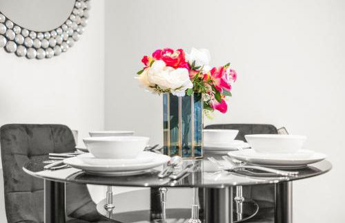 Two BDR Apt By Stay Aura Short Lets & Serviced Accommodation London With Free WiFi, Parking & 10 Min to Brentford Stadium - Foto 29