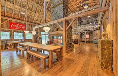 Luxe Barndominium with Home Gym, Theater, and More! - Foto 5