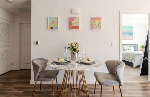 Hollywood Penthouse with Balcony & Pool View - Photo 12