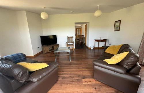 Berryhill East Steading - 3 bedroom 2 bathroom self-catering - sleeps 6 - Private off-road parking - Yard & Shed - Suit Contractors - Peterhead 1 mile - Newly Refurbished - Underfloor Heating - Drying Room - Golf Driving Range - Cafe - Extensive Footpaths - Foto 2