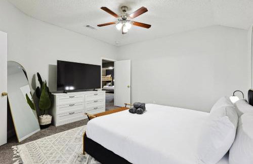 Modern Comforts & Classic Charm w Pool 5BD - Foto 20