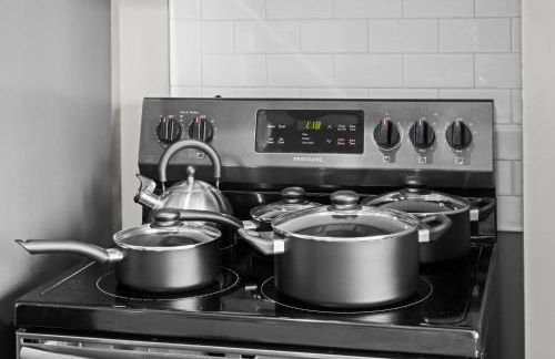 1BR • City Views • Queen + SofaBed • WiFi & 2 TVs - Photo 18