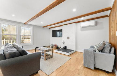 Family Getaway Walkable to Town - Foto 12